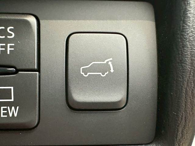 【電動リアゲート】ボタンひとつで大きなゲートも簡単に開閉可能です。背の高いSUV、ミニバンにあると嬉しいですね。