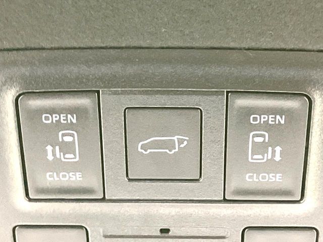 【両側パワースライドドア】スマートキーや運転席のスイッチで後席両側スライドドアの開閉が可能♪電動だから力を入れてドアを開ける必要が無く、小さなお子様でも簡単に開け閉めでき快適です♪