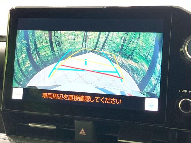 【バックカメラ】駐車時に後方がリアルタイム映像で確認できます。大型商業施設や立体駐車場での駐車時や、夜間のバック時に大活躍！運転スキルに関わらず、今や必須となった装備のひとつです！