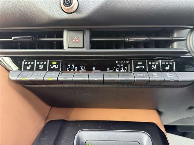 ■当店にはサービス工場も併設しておりますので、タイヤ交換から車検整備までプロのメカニックがしっかりと整備いたします！明るく開放的な店内には、キッズスペースも完備！家族の皆様でご来店下さい！