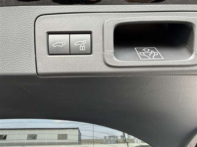 主な装備は、トヨタセーフティセンス、カーナビ、パノラミックビューモニター、シートヒーター、ETC、ワンオーナー車、寒冷地仕様となっております。