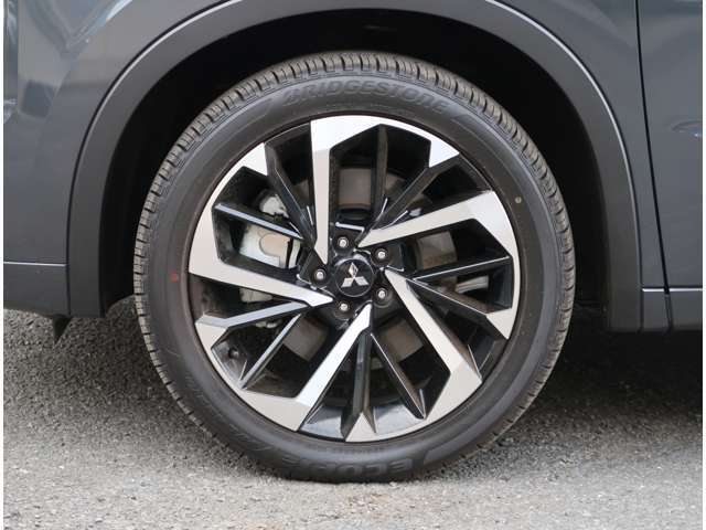 純正アルミホイールを装備　タイヤサイズは255/45R20インチ