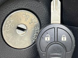 【キーレス】少し離れた場所からでもボタン一つでドアの開錠・施錠ができるのでとっても便利！ドアの鍵穴周りに傷をつけることもありません♪