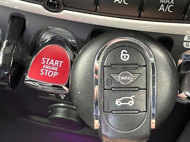 ●コンフォートアクセス（スマートエントリーシステム）：キーを所持しているだけで開錠・施錠からエンジンスタートまで操作可能！