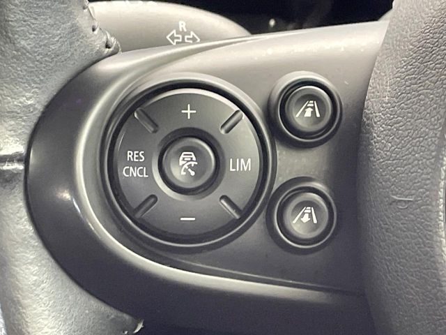 ●アクティブクルーズコントロール：前の車との車間距離を一定にとりつつ、一定速度で自動走行してくれる次世代のクルーズコントロール！主に高速道路や自動車専用道路で使用する便利な機能です！