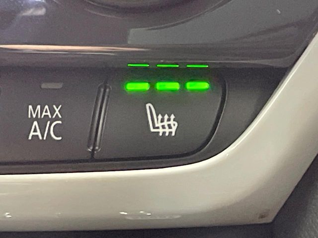 ●フロントシートヒーティング：運転席・助手席共に三段階で調節が可能なシートヒーターを装備しております。季節を問わず快適にご使用いただけます。