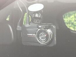 【ドライブレコーダー】安心・安全なカーライフに必須のドライブレコーダーを装備！走行中はもちろん、あおり運転や事故に遭遇した際の状況も映像で記録し、万一のリスクに備えます。