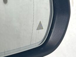 ●ブラインドアシストセンサー：視角からの車を感知し、ドライバーが車線変更を行う際に、警告音と共に注意を促してくれる安全支援機能です！