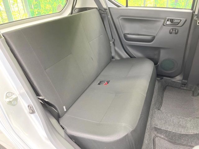 後部座席も気になるようなキズ・汚れやへたり等、大きなダメージはなく、良好な状態です。