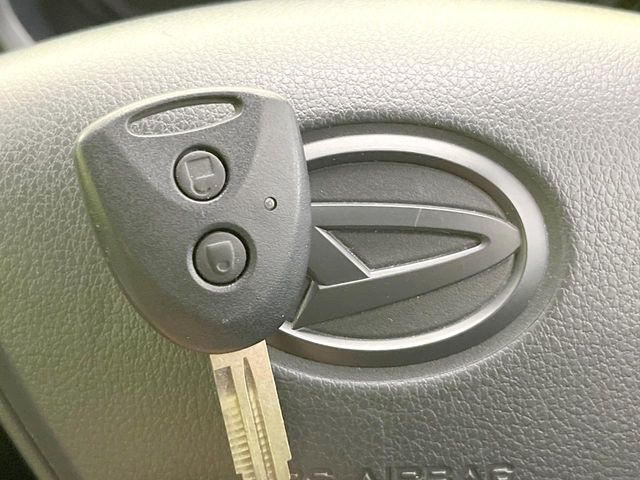 【キーレス】少し離れた場所からでもボタン一つでドアの開錠・施錠ができるのでとっても便利！ドアの鍵穴周りに傷をつけることもありません♪