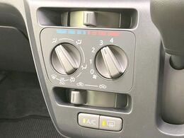 寒い冬も暑い夏も全席に快適な空調を届けてくれる、ダイヤル式エアコンを装備♪