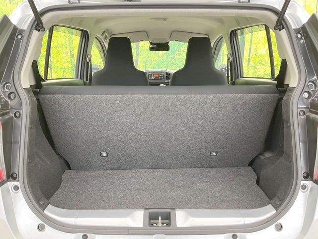 積み下ろしのしやすいデッキにはたっぷりと荷物を積み込んでいただけます。遊びから仕事まで、様々なシーンで頼れます♪