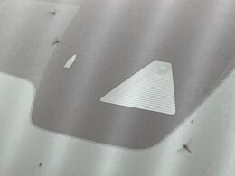 【スマートシティブレーキサポート】低速走行中に前方の車両等を認識し、衝突しそうな時は警報とブレーキで衝突回避と被害軽減をアシスト。より安全にドライブをお楽しみいただけます。