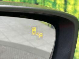 【ブラインドスポットモニタリング】走行中、ドアミラーの死角になりやすい箇所に後続車が接近するとサイドミラー付近に警告を表示、ドライバーに注意喚起をしてくれます。