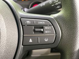 【アダプティブクルーズコントロール】高速道路での長距離走行が楽に！！自動で速度を保つクルーズコントロールが、衝突軽減システムと連携し、前方の車両を感知して車間を保つように速度調節してくれます！！