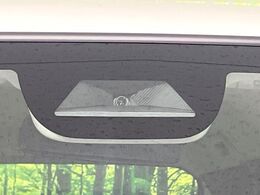 【ホンダセンシング】走行中に前方の車両等を認識し、衝突しそうな時は警報とブレーキで衝突回避と被害軽減をアシスト。より安全にドライブをお楽しみいただけます。