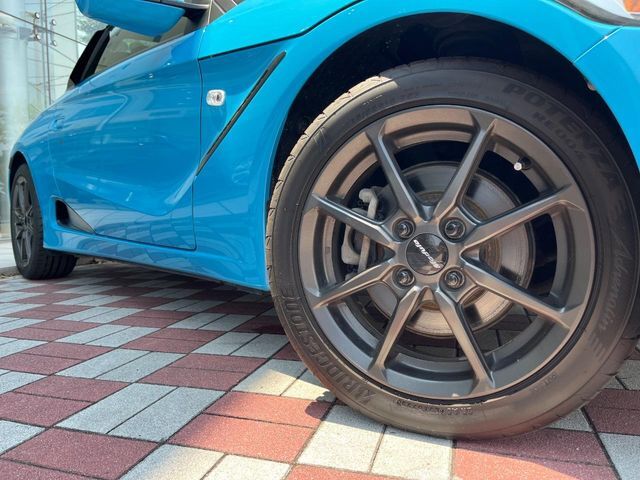 【純正16インチアルミホイール】外観にマッチした純正アルミホイールを装着しております。各種社外アルミホイールや、スタッドレスタイヤも取扱いしております。是非ご相談ください♪