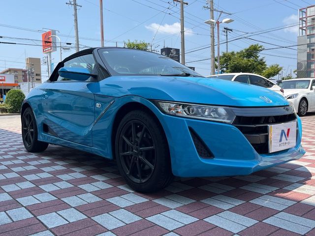 大好評のボディコーティング「弾スプラッシュコート」もご納車までに施工可能。通常のガラスコートと異なる、耐久年数6年の無機質ガラスコーティングが、ボディをキレイな状態に保ってくれます。