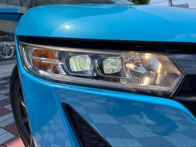 【LEDヘッドライト】悪天候や夜間走行時も良好な視界を確保し安心して運転できる高輝度LEDヘッドライトを装備！点灯速度が早く、消費電力も抑えられています。
