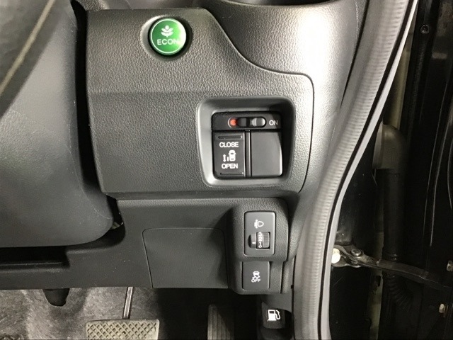 VSA（横滑り抑制）は滑りやすい路面・カーブを走っている時に起こりがちな横滑りをコンピューター制御で抑制し、運転にゆとりをもたらします。