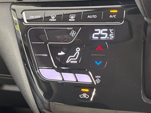 【オートエアコン】一度お好みの温度に設定すれば、車内の温度を検知し風量や温度を自動で調整。暑い…寒い…と何度もスイッチ操作をする必要はありません。快適な車内空間には必須の機能ですね♪