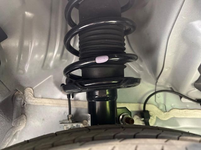 お車を安心してお乗りいただく為には、足回りの定期点検が欠かせません。サービスサポート（有償保証）では無料点検もご提供しており、安心のカーライフをお過ごしいただけるサポート体制が整っています。