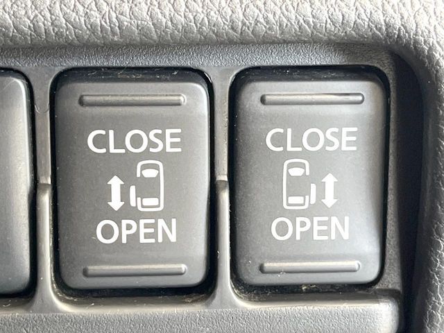 【両側パワースライドドア】スマートキーや運転席のスイッチで後席両側スライドドアの開閉が可能♪電動だから力を入れてドアを開ける必要が無く、小さなお子様でも簡単に開け閉めでき快適です♪