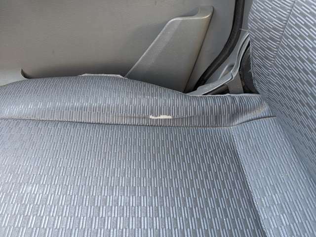 運転席シートの内側にも破れがございます。