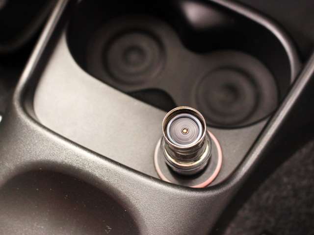 禁煙車ですので車内の嫌な臭いなどございません。シガーソケットにも使用痕は御座いません。詳しくはフリーコール　0078-6002-080898まで。