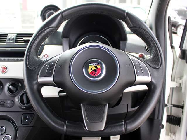 ステアリングスイッチも装備しており、運転中に音量の変更など、操作性も良いです。詳しくはフリーコール0078-6002-080898までお気軽にお問合せ下さい。
