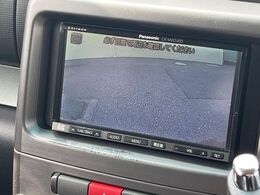 【バックカメラ】駐車時に後方がリアルタイム映像で確認できます。大型商業施設や立体駐車場での駐車時や、夜間のバック時に大活躍！運転スキルに関わらず、今や必須となった装備のひとつです！