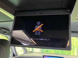 【13.2型有機ELフリップダウン】三列目からでも迫力のエンタメが観れる大画面フリップダウン。有機ELのモニターでは、一般的なフリップダウンよりも高コントラストでキレイな映像を楽しめます。