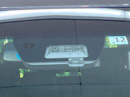 【三菱e-Assist】走行中に前方の車両等を認識し、衝突しそうな時は警報とブレーキで衝突回避と被害軽減をアシスト。より安全にドライブをお楽しみいただけます。