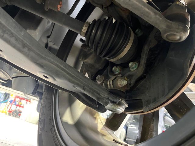 お車を安心してお乗りいただく為には、足回りの定期点検が欠かせません。サービスサポート（有償保証）では無料点検もご提供しており、安心のカーライフをお過ごしいただけるサポート体制が整っています。