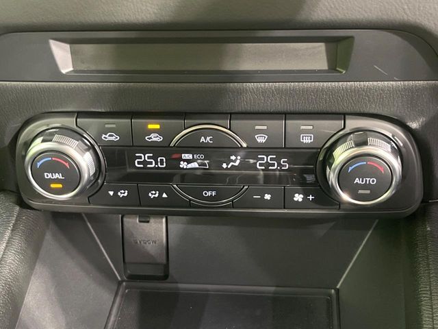 【左右独立型フルオートエアコン】運転席と助手席でそれぞれお好みの温度に設定可能。同乗者にも配慮した、快適な空調をお届け致します。