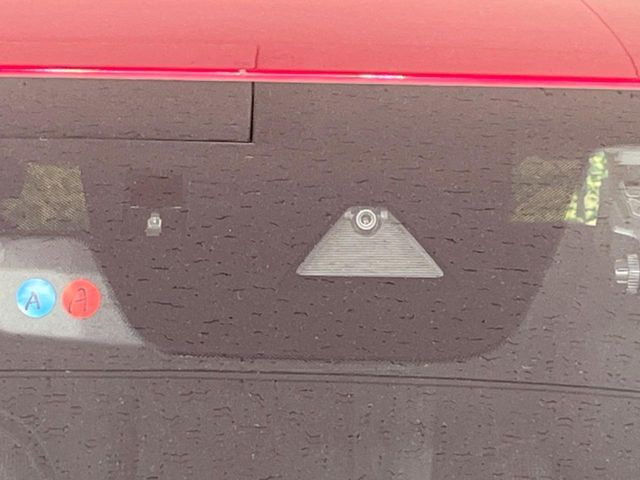【i-ACTIVESENSE】走行中に前方の車両等を認識し、衝突しそうな時は警報とブレーキで衝突回避と被害軽減をアシスト。より安全にドライブをお楽しみいただけます。