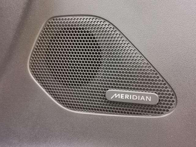 【MERIDIANサウンド 】フロント/サイド/リアスピーカーとデュアルチャンネルサブウーファーを採用したMeridianシステム。