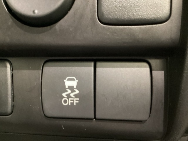 ハンドルの右側には安全装備のVSA（ABS＋TCS＋横滑り抑制）の解除スイッチがついています。