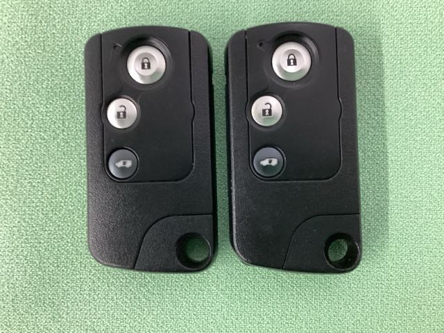 スマートキー付きですからドアロックの開閉が楽々です。電動スライドドアの開け閉めもボタンで操作できます。スペアキーも同じものを用意しております。