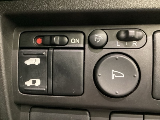 左側電動スライドドアは運転席からでも操作ができます。電動格納付きパワーミラーの操作スイッチがついています。左右のサイドミラーの角度調節も微調整ができて便利です。