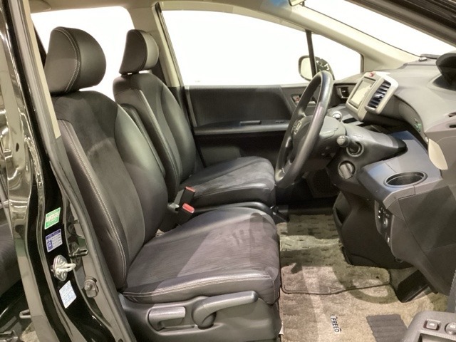 女性でも運転がしやすいように、シートの高さ調整機能（シートリフター）がついています。運転席と助手席の間が空いている為、助手席側への移動がスムーズです。交通量の多い道でも助手席側から乗り降りができます。