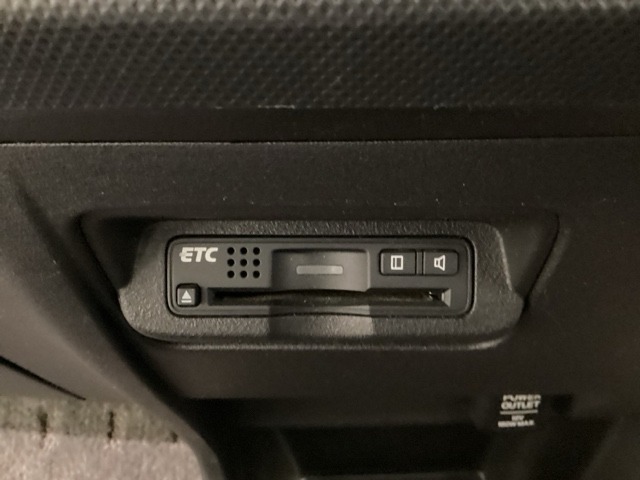 エアコンパネルの下にETCがついています。高速道路の料金所の通過も楽々です！。　カードの取り出しもしやすい場所についています。
