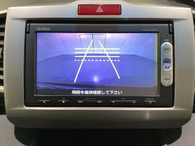 バックでの車庫入れも安心です！　リアカメラが付いているバックモニター付のナビを装備しております。操作線もついており距離感も画面から確認できます。
