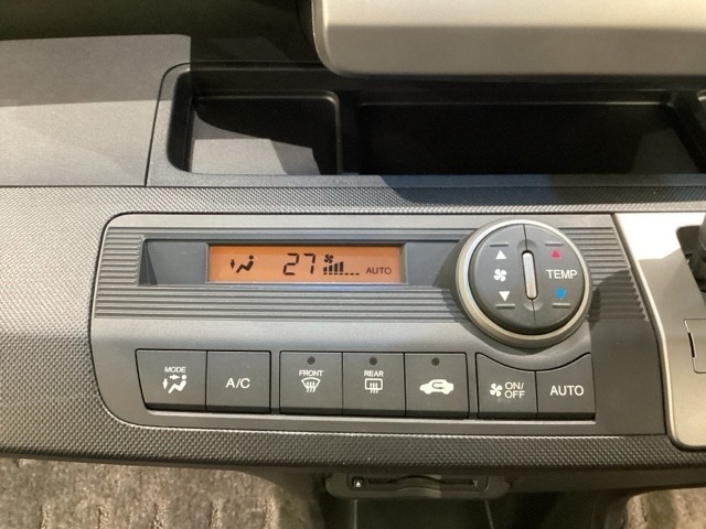 セレクトレバーの左側にオートエアコンがついてますので、お好みの温度をセットするだけで風の強さや風量を自動で調整します。スイッチの簡単操作で快適に過ごせます。