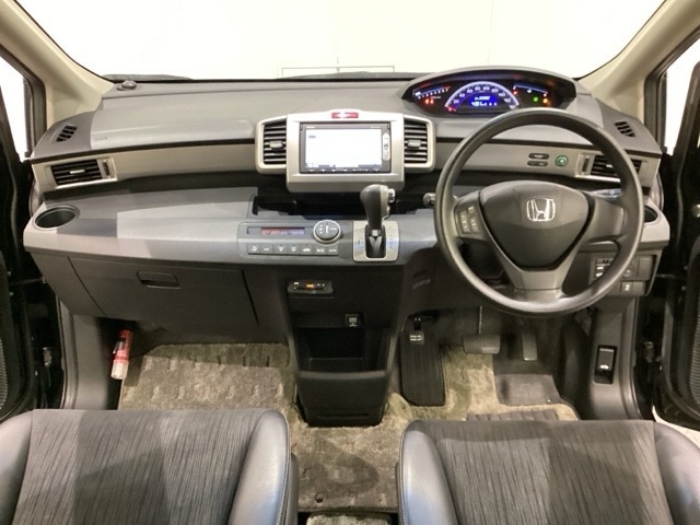 車内は光触媒抗菌消臭施工済です。インパネ周りはスタイリッシュなデザインで機能や装備も充実しています。グローブボックスやカップホルダーのほかにトレーなどたくさんの収納スペースが付いています。