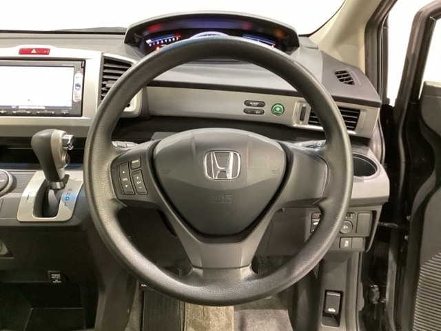 ステアリングスイッチがついていますので、オーディオのチャンネル変更、ボリューム、ジャンル変更が操作可能です。ハンドルから手を離さず安全に操作できます。