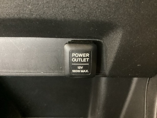 アクセサリーソケットはUSBのアダプターなどをつければ、スマホの充電にも使えます。