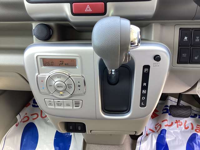 シフトノブの位置がステアリングに近く、運転しやすいインパネシフトを採用