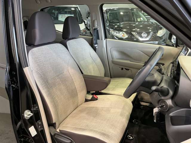 運転席はほどよくホールド感のある形状をしておりますので、運転がし易いです！
