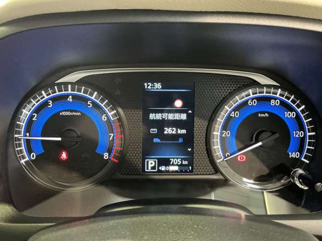 メーター内のカラーディスプレイには運転をサポートするさまざまな情報を表示！瞬間燃費などが表示できます。